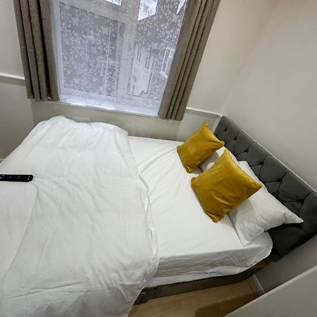 3Rd Studio Flat With Private Toilet And Bathroom Setup For Family Enjoyment 134 Keedonwood Road Bromley Bagian luar foto