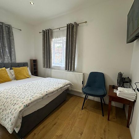 3Rd Studio Flat With Private Toilet And Bathroom Setup For Family Enjoyment 134 Keedonwood Road Bromley Bagian luar foto