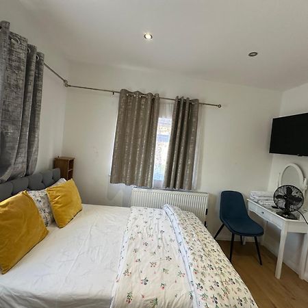 3Rd Studio Flat With Private Toilet And Bathroom Setup For Family Enjoyment 134 Keedonwood Road Bromley Bagian luar foto