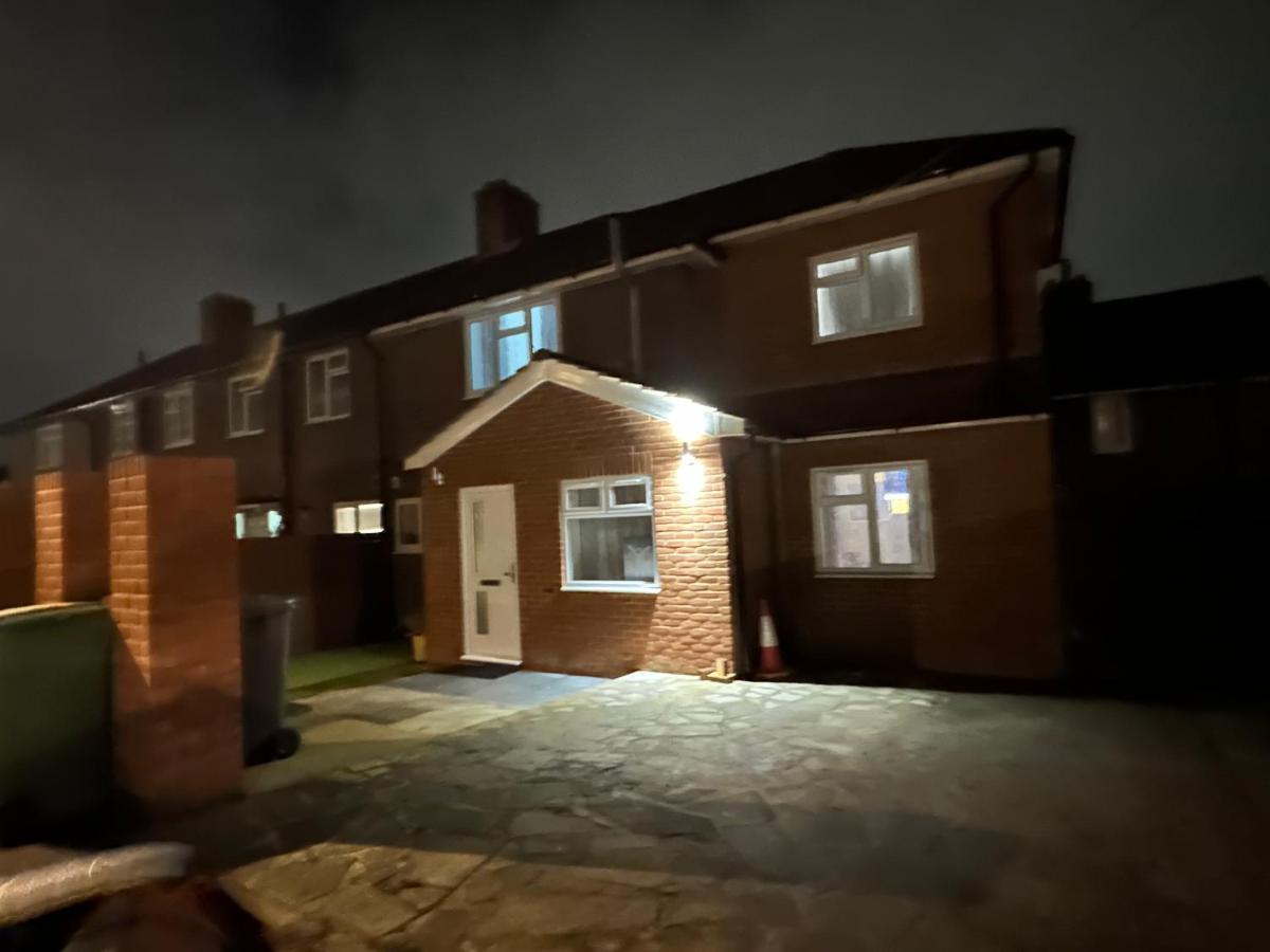 3Rd Studio Flat With Private Toilet And Bathroom Setup For Family Enjoyment 134 Keedonwood Road Bromley Bagian luar foto
