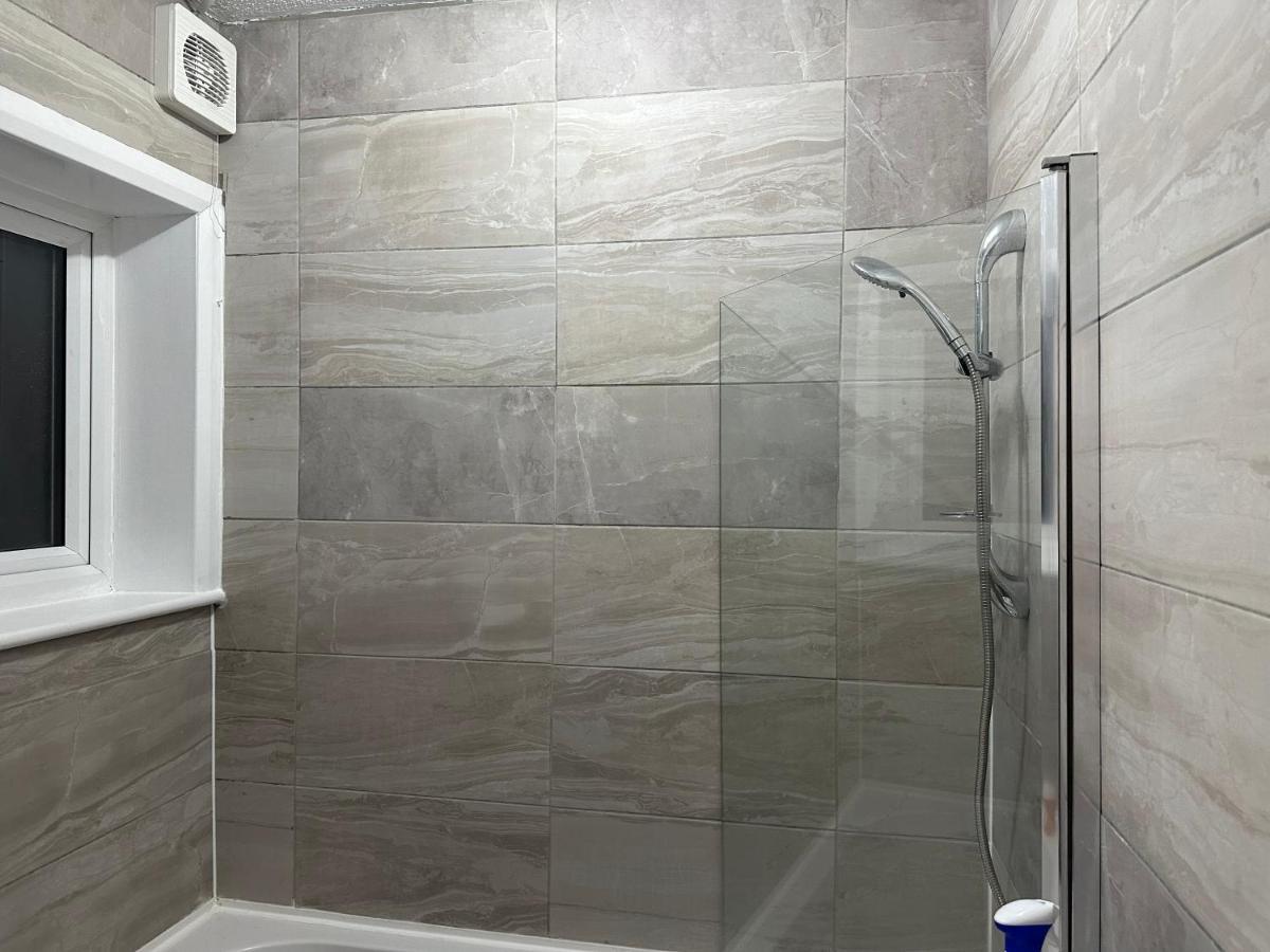 3Rd Studio Flat With Private Toilet And Bathroom Setup For Family Enjoyment 134 Keedonwood Road Bromley Bagian luar foto