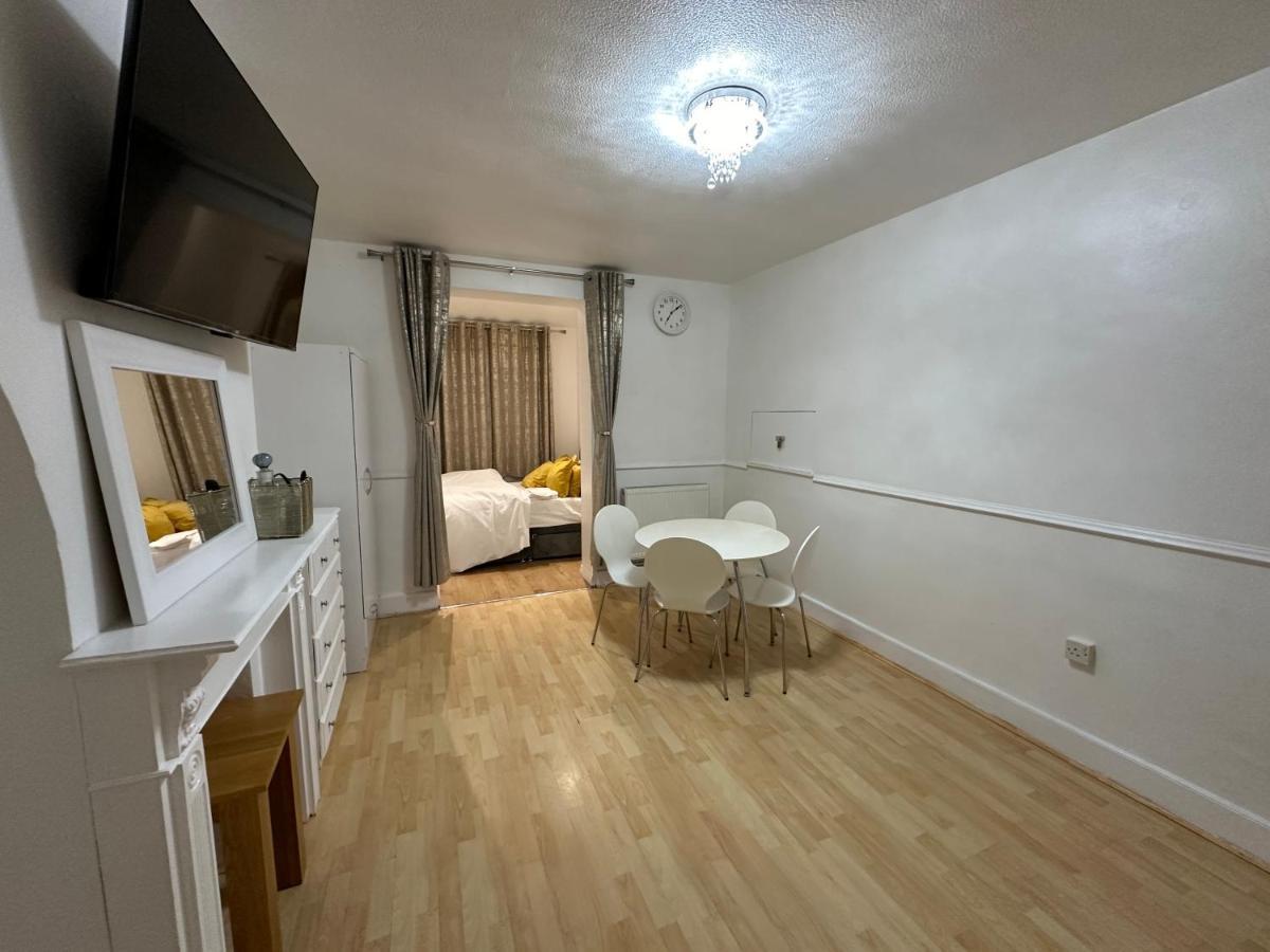 3Rd Studio Flat With Private Toilet And Bathroom Setup For Family Enjoyment 134 Keedonwood Road Bromley Bagian luar foto