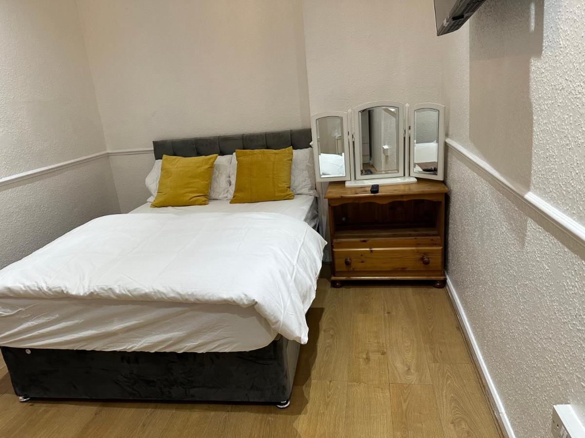 3Rd Studio Flat With Private Toilet And Bathroom Setup For Family Enjoyment 134 Keedonwood Road Bromley Bagian luar foto