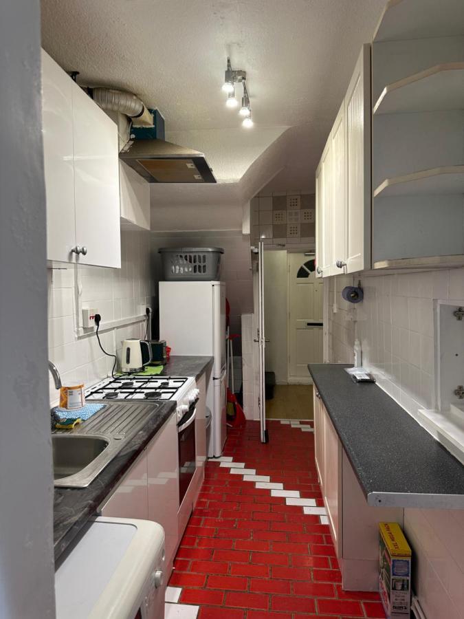 3Rd Studio Flat With Private Toilet And Bathroom Setup For Family Enjoyment 134 Keedonwood Road Bromley Bagian luar foto
