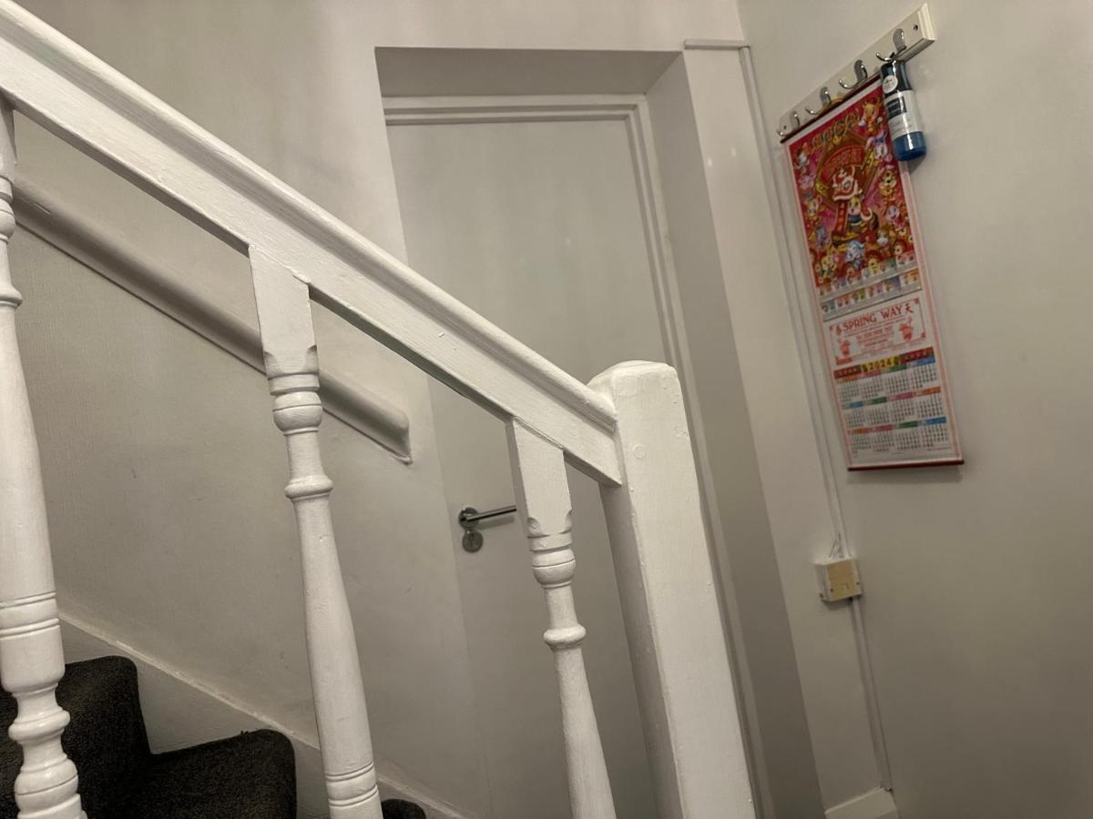3Rd Studio Flat With Private Toilet And Bathroom Setup For Family Enjoyment 134 Keedonwood Road Bromley Bagian luar foto