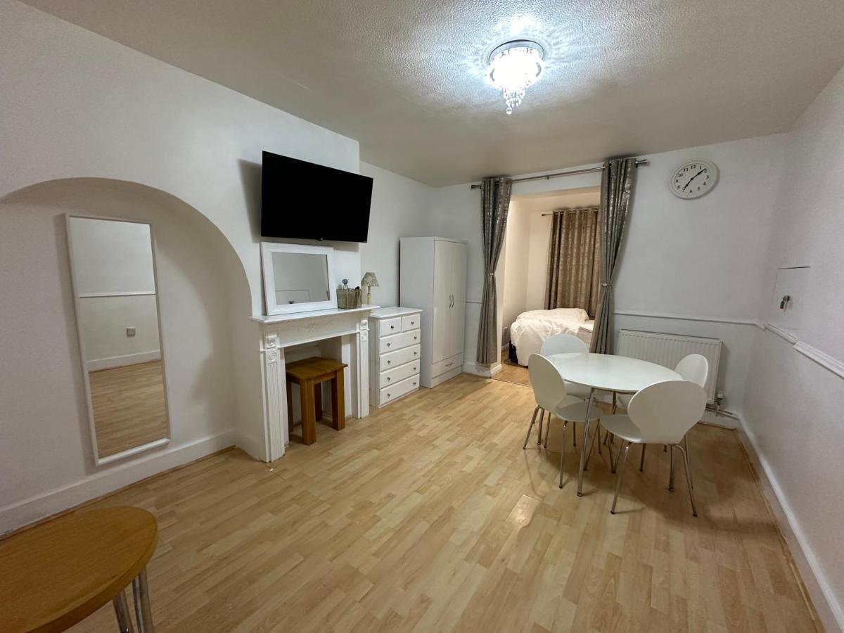 3Rd Studio Flat With Private Toilet And Bathroom Setup For Family Enjoyment 134 Keedonwood Road Bromley Bagian luar foto