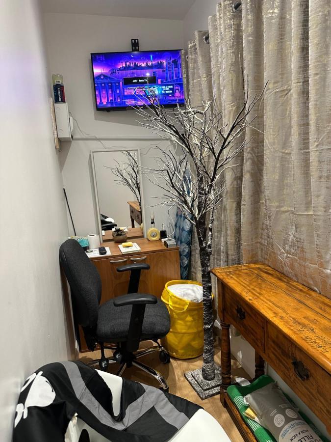 3Rd Studio Flat With Private Toilet And Bathroom Setup For Family Enjoyment 134 Keedonwood Road Bromley Bagian luar foto