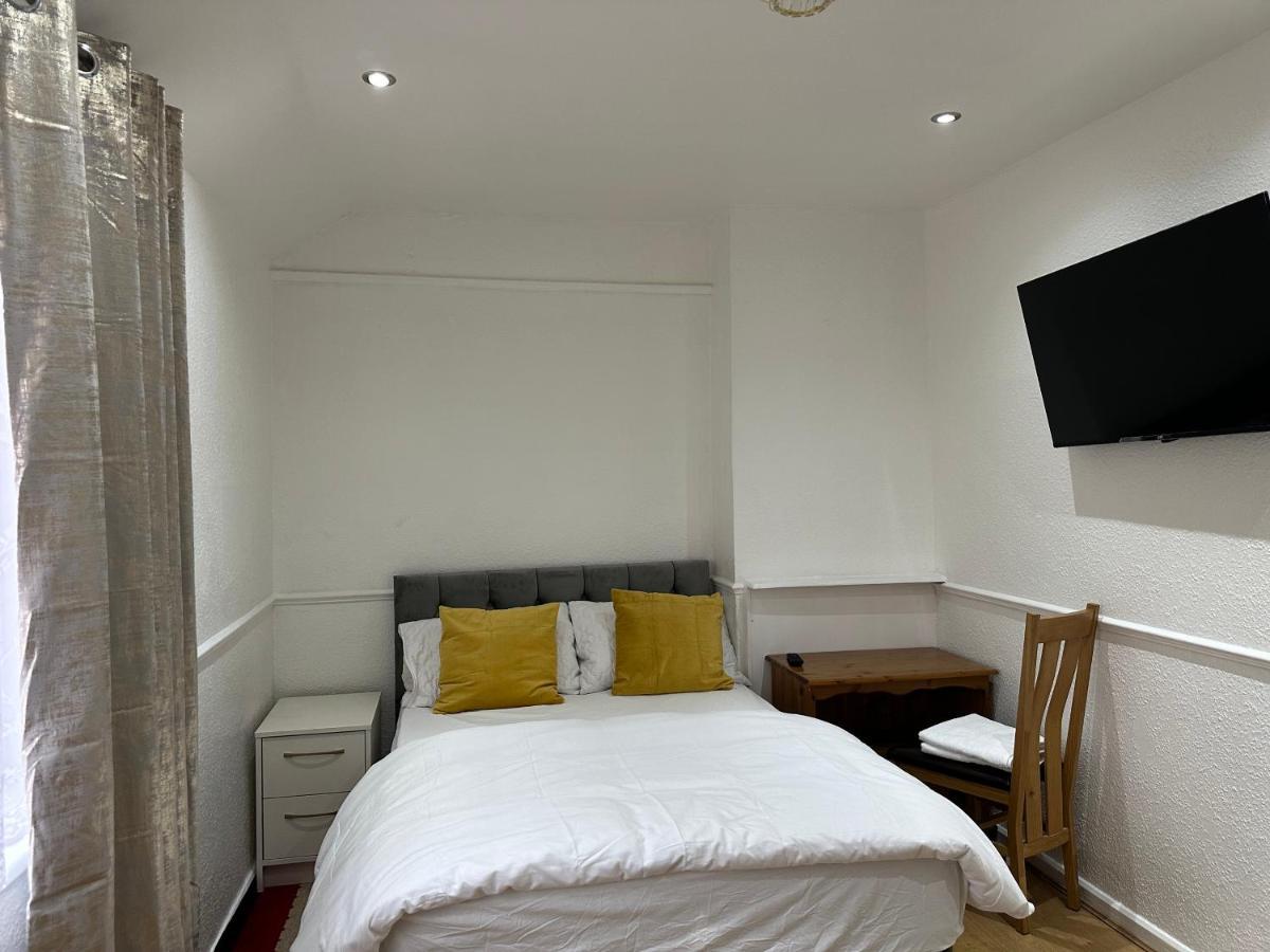 3Rd Studio Flat With Private Toilet And Bathroom Setup For Family Enjoyment 134 Keedonwood Road Bromley Bagian luar foto