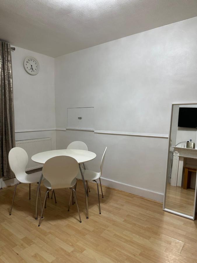3Rd Studio Flat With Private Toilet And Bathroom Setup For Family Enjoyment 134 Keedonwood Road Bromley Bagian luar foto