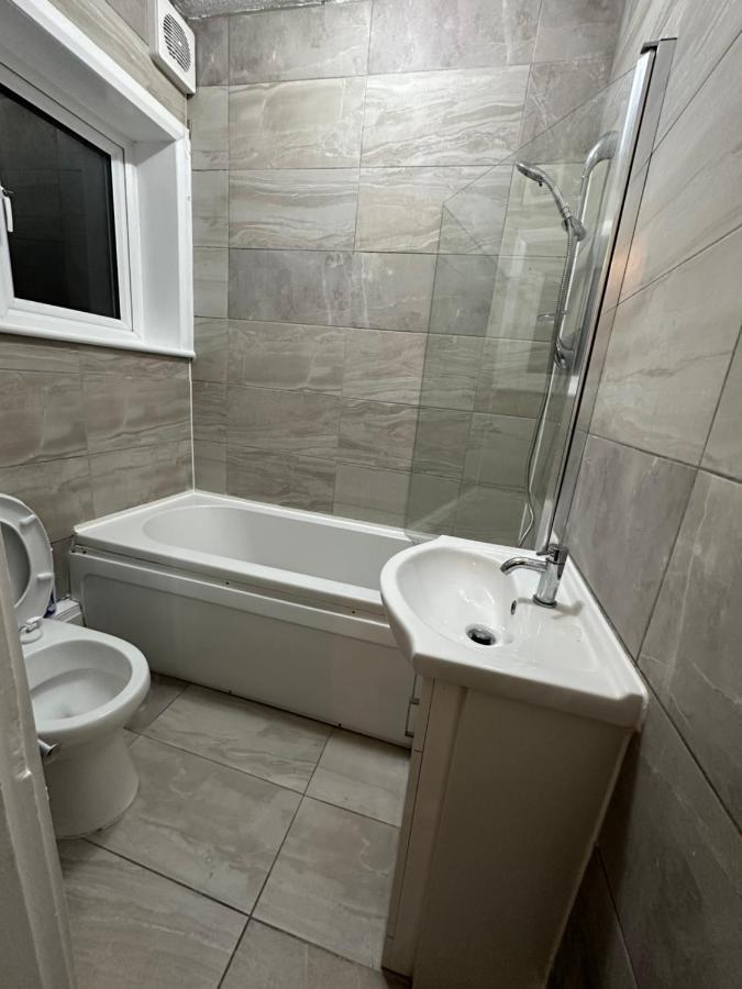 3Rd Studio Flat With Private Toilet And Bathroom Setup For Family Enjoyment 134 Keedonwood Road Bromley Bagian luar foto