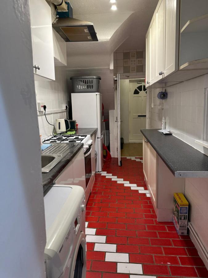 3Rd Studio Flat With Private Toilet And Bathroom Setup For Family Enjoyment 134 Keedonwood Road Bromley Bagian luar foto