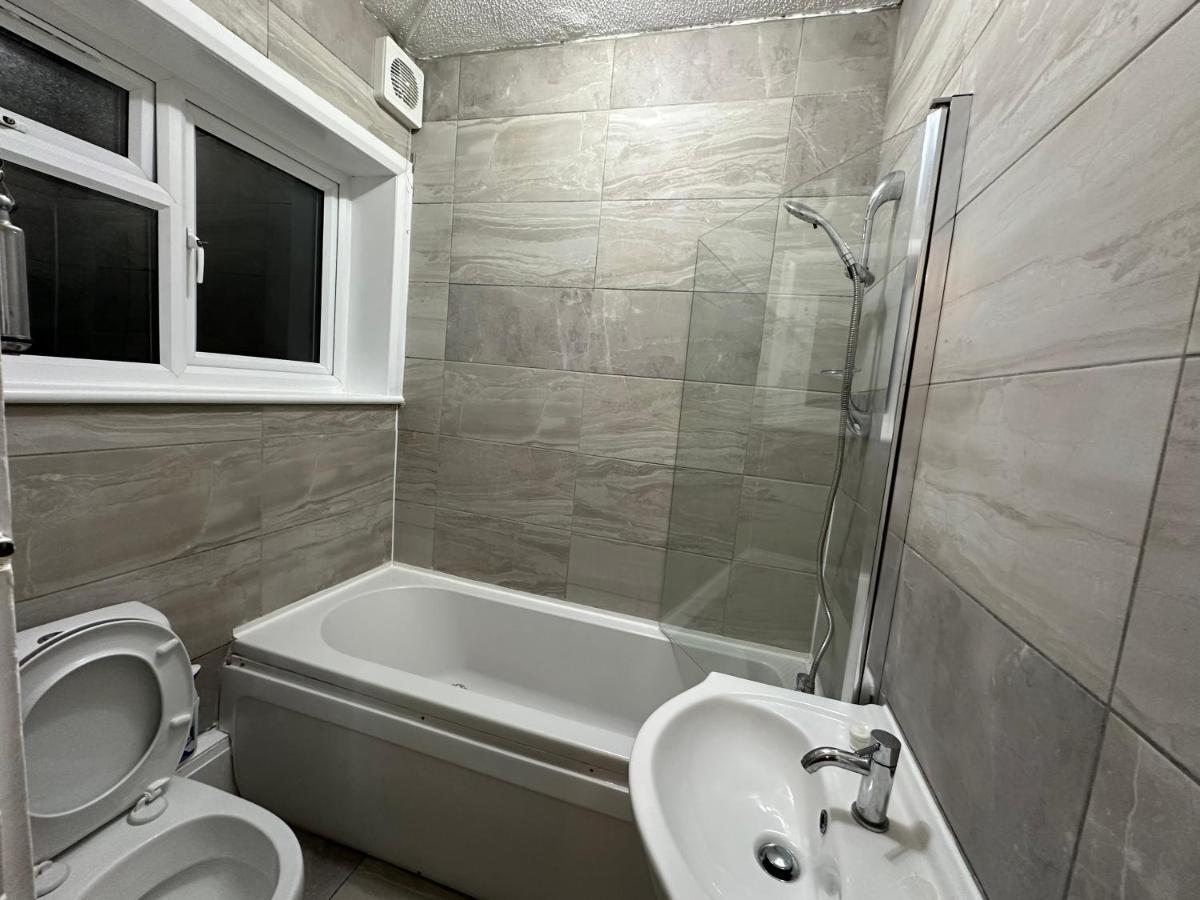 3Rd Studio Flat With Private Toilet And Bathroom Setup For Family Enjoyment 134 Keedonwood Road Bromley Bagian luar foto