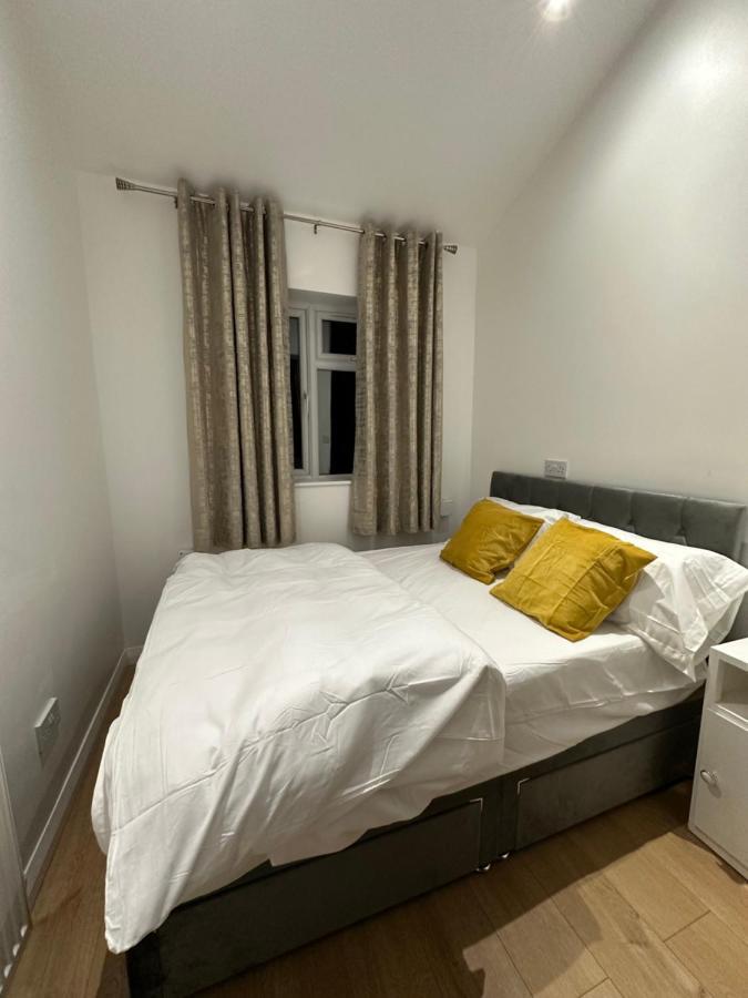 3Rd Studio Flat With Private Toilet And Bathroom Setup For Family Enjoyment 134 Keedonwood Road Bromley Bagian luar foto