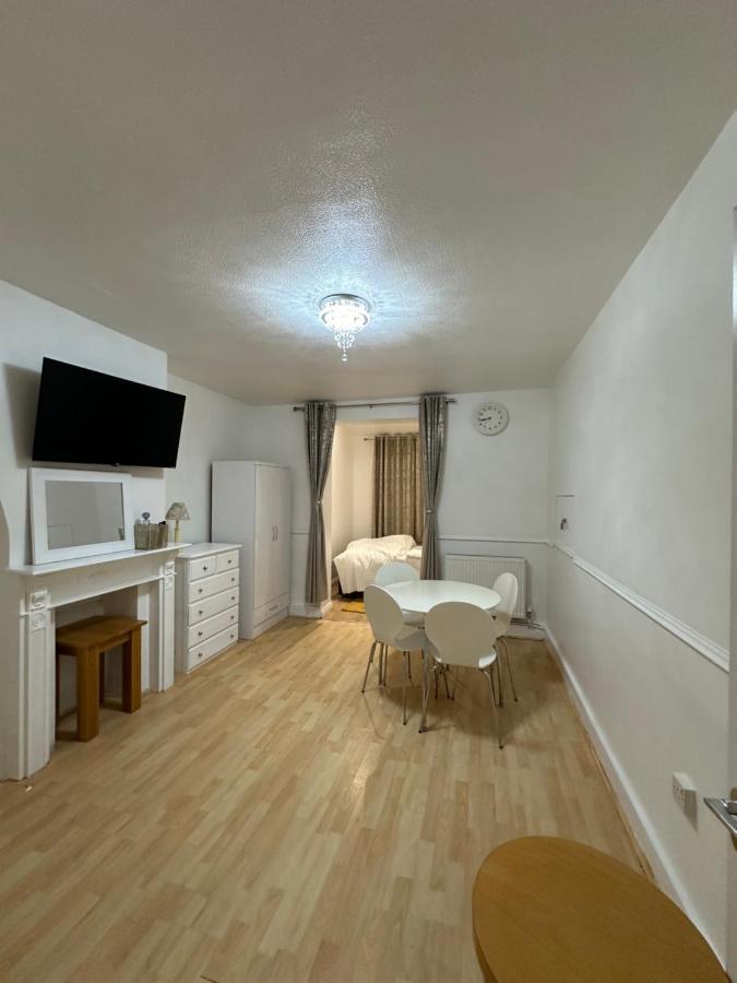 3Rd Studio Flat With Private Toilet And Bathroom Setup For Family Enjoyment 134 Keedonwood Road Bromley Bagian luar foto