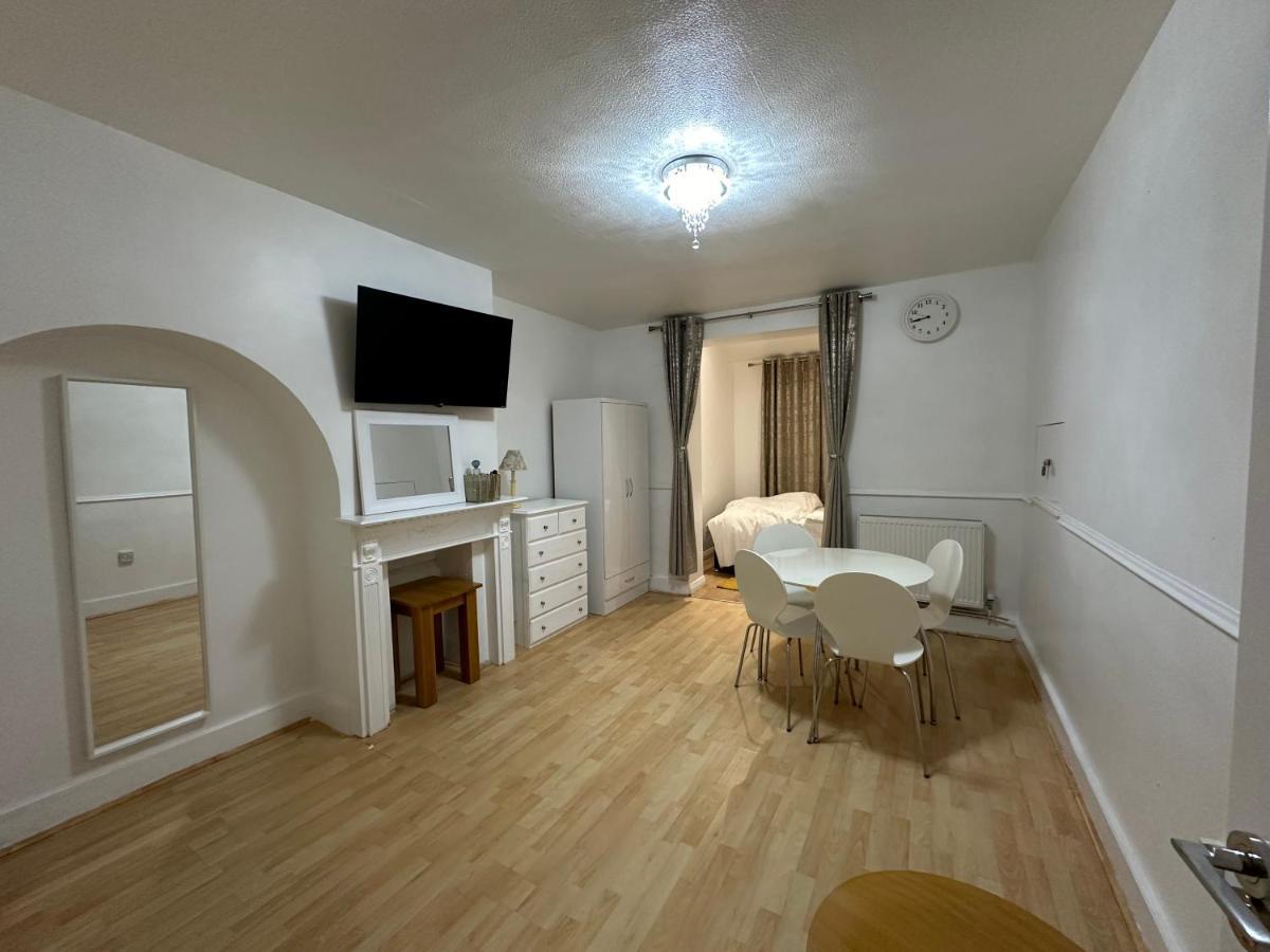3Rd Studio Flat With Private Toilet And Bathroom Setup For Family Enjoyment 134 Keedonwood Road Bromley Bagian luar foto