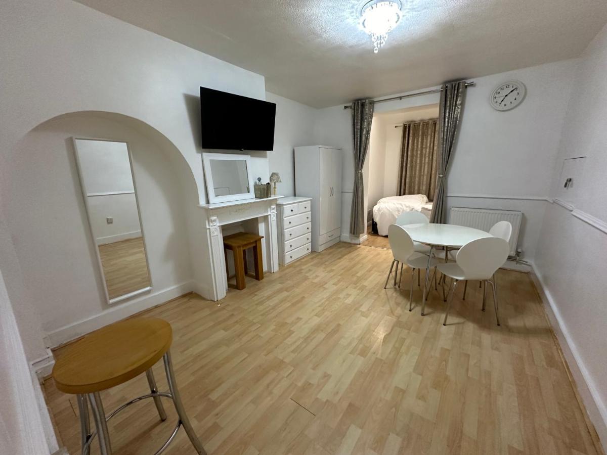 3Rd Studio Flat With Private Toilet And Bathroom Setup For Family Enjoyment 134 Keedonwood Road Bromley Bagian luar foto