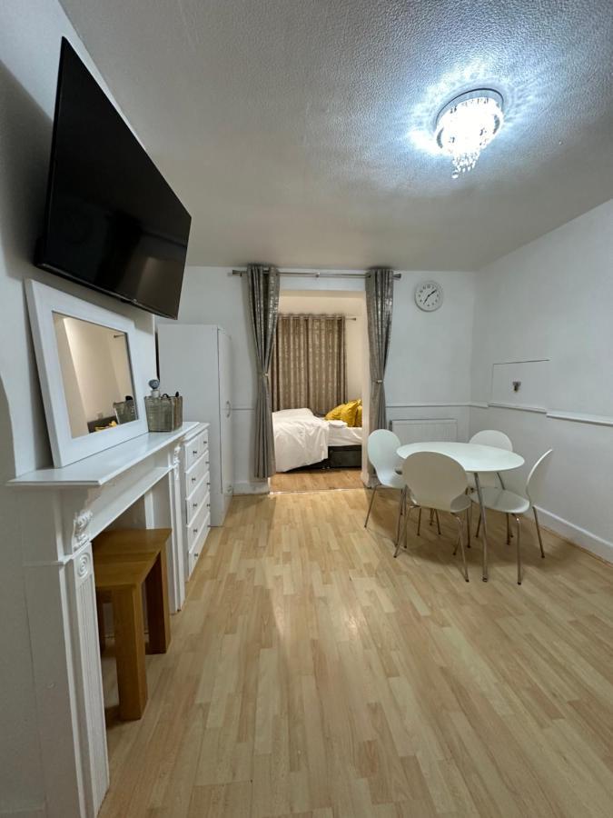 3Rd Studio Flat With Private Toilet And Bathroom Setup For Family Enjoyment 134 Keedonwood Road Bromley Bagian luar foto