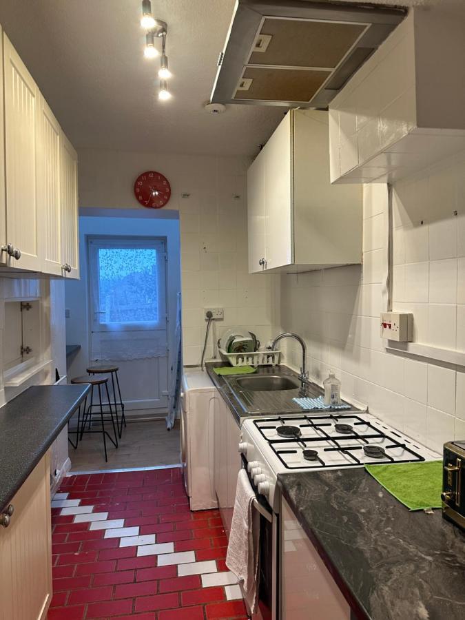 3Rd Studio Flat With Private Toilet And Bathroom Setup For Family Enjoyment 134 Keedonwood Road Bromley Bagian luar foto