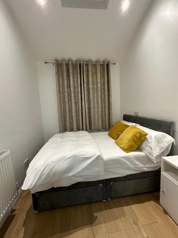 3Rd Studio Flat With Private Toilet And Bathroom Setup For Family Enjoyment 134 Keedonwood Road Bromley Bagian luar foto