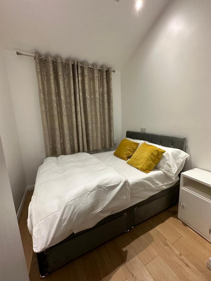 3Rd Studio Flat With Private Toilet And Bathroom Setup For Family Enjoyment 134 Keedonwood Road Bromley Bagian luar foto