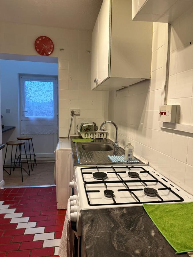 3Rd Studio Flat With Private Toilet And Bathroom Setup For Family Enjoyment 134 Keedonwood Road Bromley Bagian luar foto