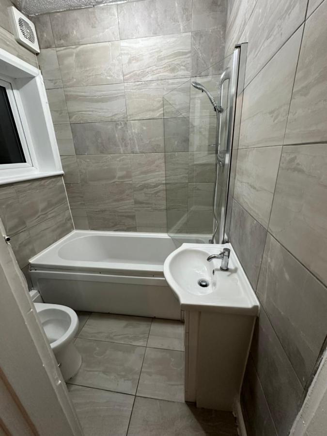 3Rd Studio Flat With Private Toilet And Bathroom Setup For Family Enjoyment 134 Keedonwood Road Bromley Bagian luar foto