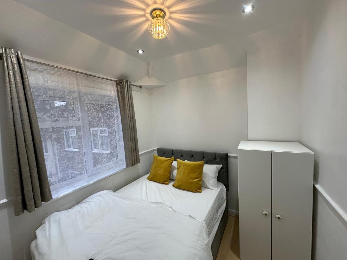 3Rd Studio Flat With Private Toilet And Bathroom Setup For Family Enjoyment 134 Keedonwood Road Bromley Bagian luar foto