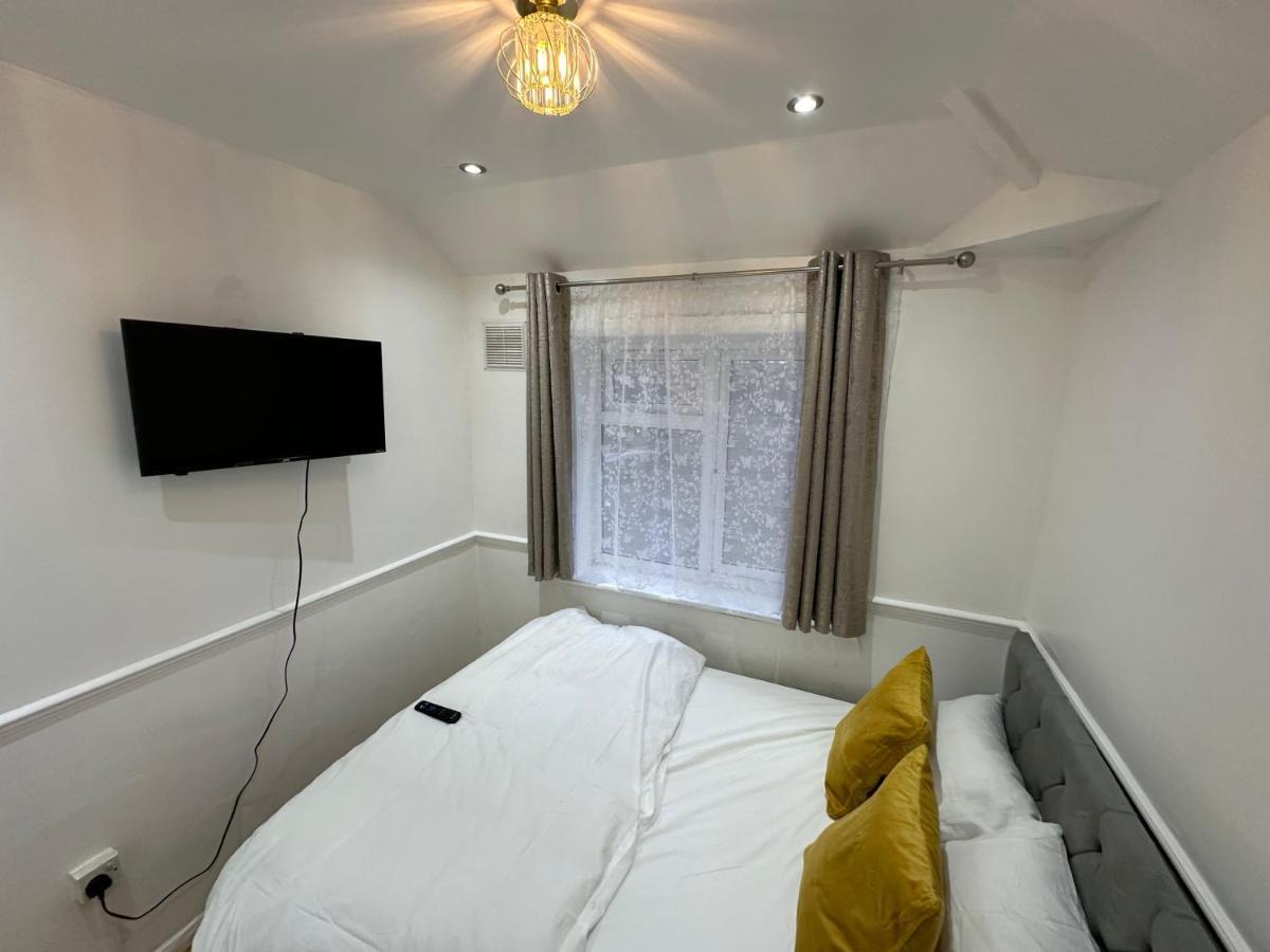 3Rd Studio Flat With Private Toilet And Bathroom Setup For Family Enjoyment 134 Keedonwood Road Bromley Bagian luar foto