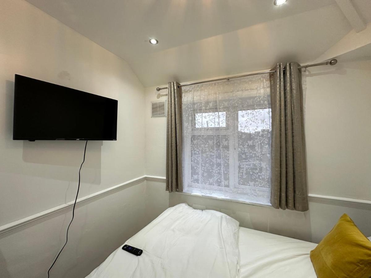 3Rd Studio Flat With Private Toilet And Bathroom Setup For Family Enjoyment 134 Keedonwood Road Bromley Bagian luar foto