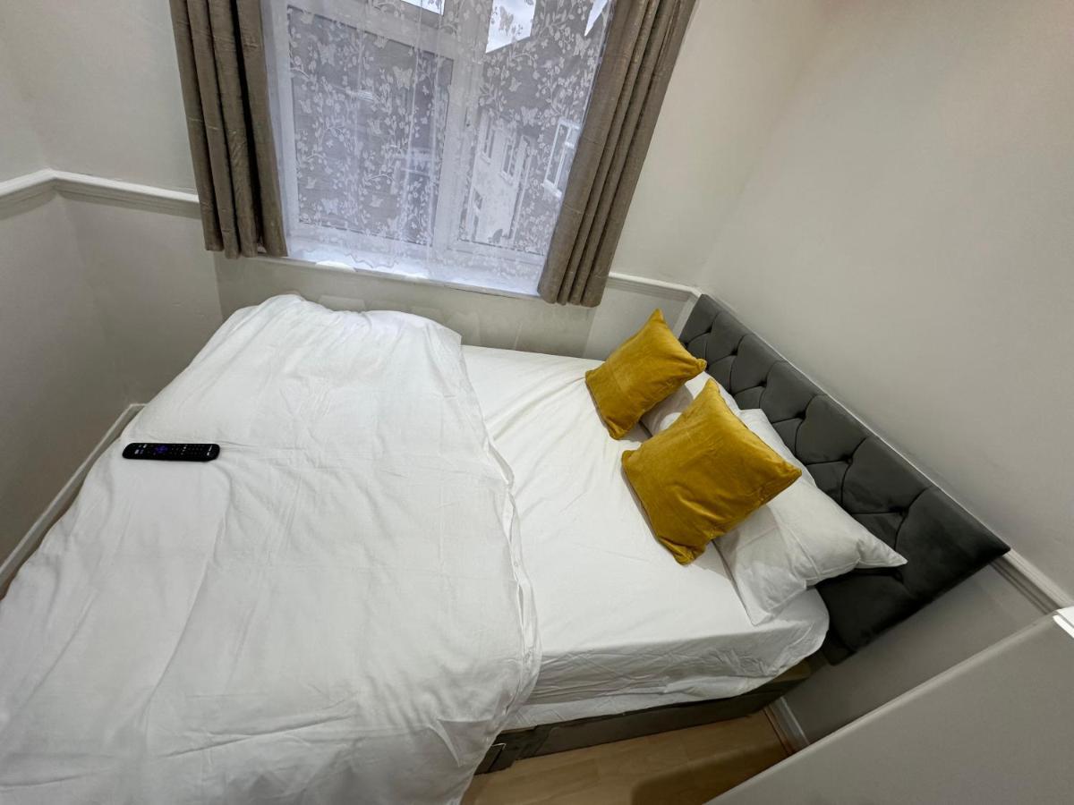 3Rd Studio Flat With Private Toilet And Bathroom Setup For Family Enjoyment 134 Keedonwood Road Bromley Bagian luar foto
