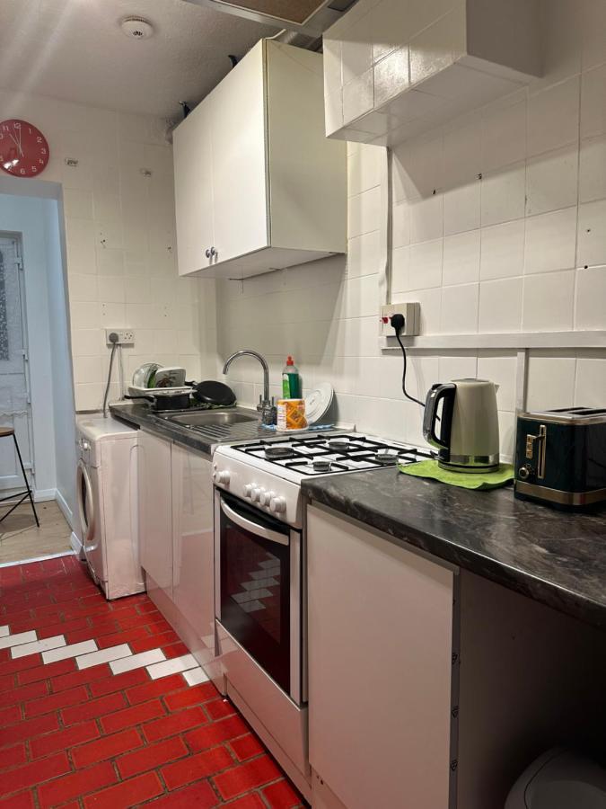 3Rd Studio Flat With Private Toilet And Bathroom Setup For Family Enjoyment 134 Keedonwood Road Bromley Bagian luar foto