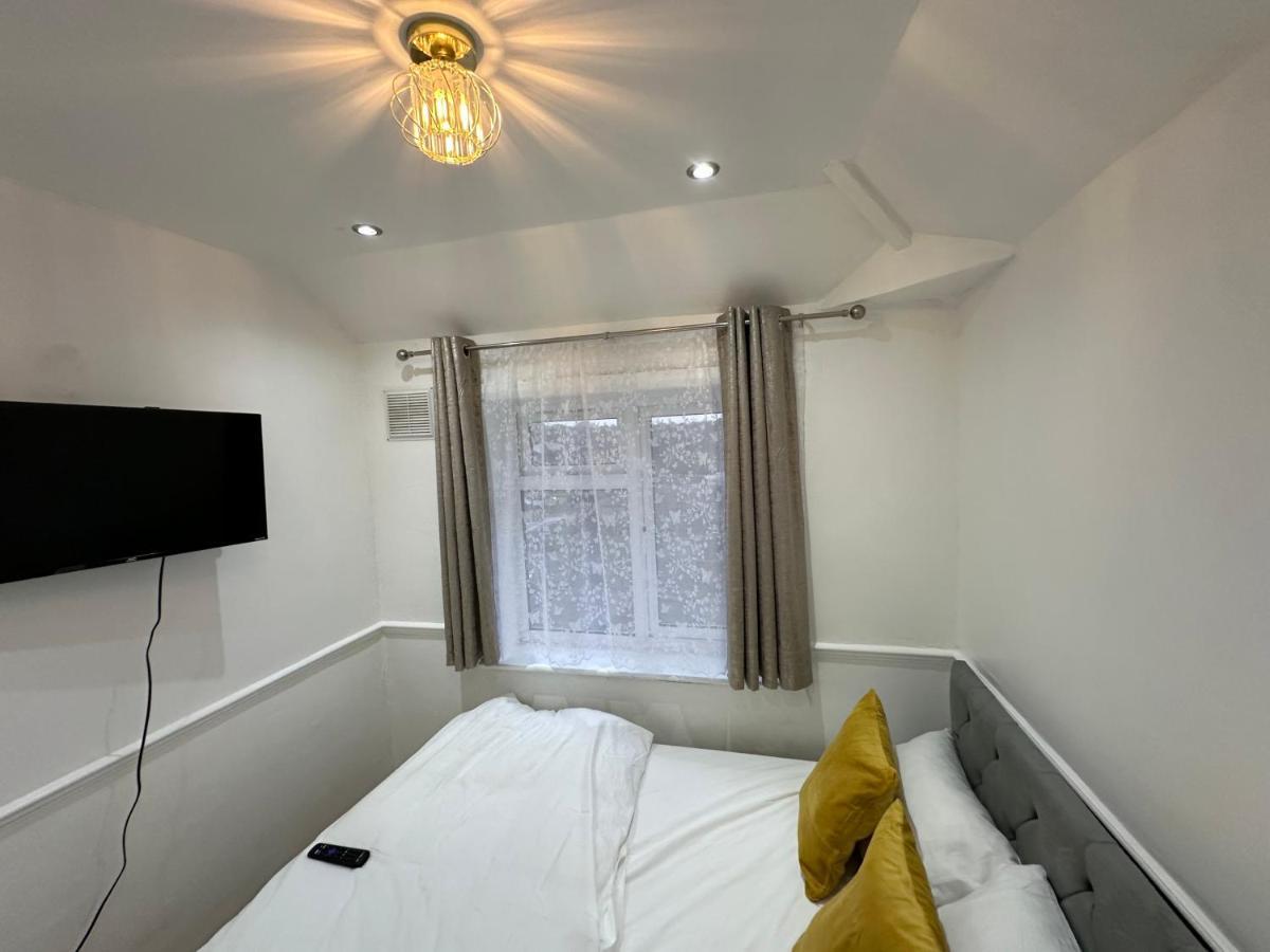 3Rd Studio Flat With Private Toilet And Bathroom Setup For Family Enjoyment 134 Keedonwood Road Bromley Bagian luar foto