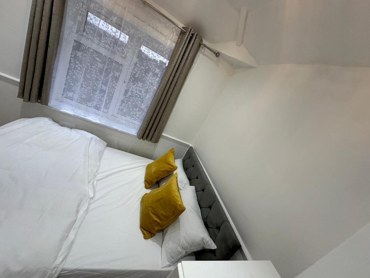3Rd Studio Flat With Private Toilet And Bathroom Setup For Family Enjoyment 134 Keedonwood Road Bromley Bagian luar foto