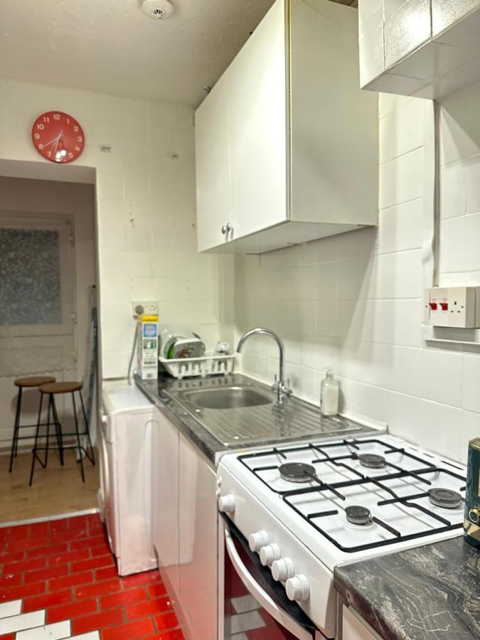 3Rd Studio Flat With Private Toilet And Bathroom Setup For Family Enjoyment 134 Keedonwood Road Bromley Bagian luar foto