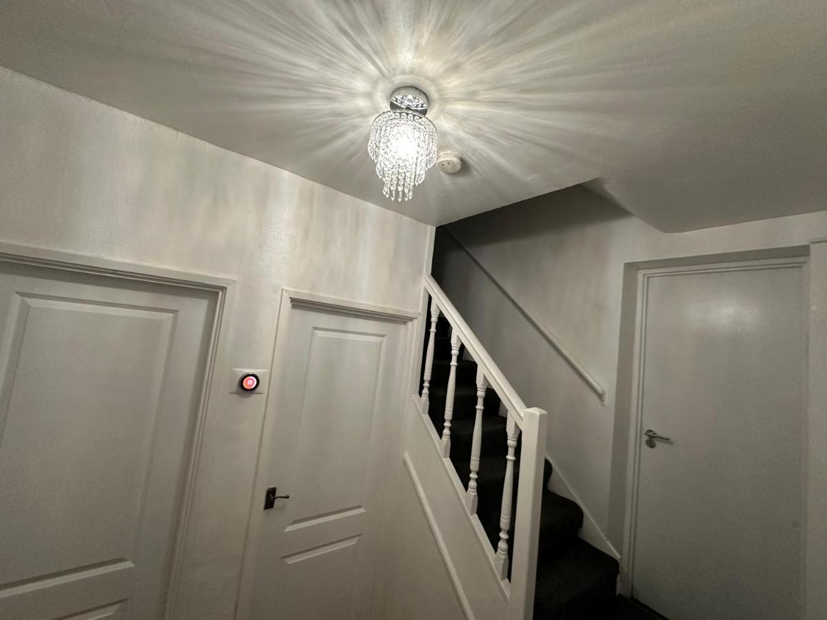 3Rd Studio Flat With Private Toilet And Bathroom Setup For Family Enjoyment 134 Keedonwood Road Bromley Bagian luar foto