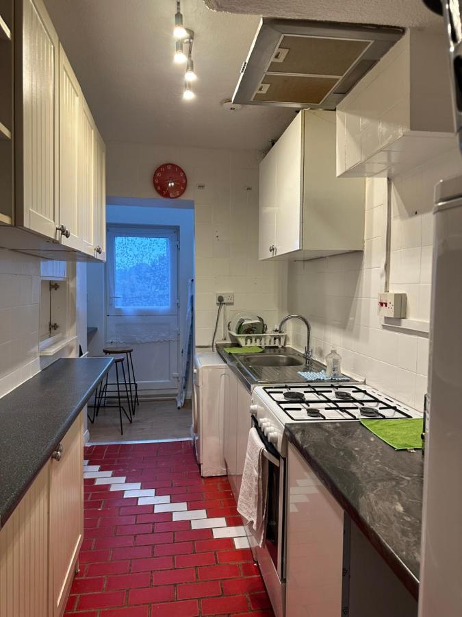 3Rd Studio Flat With Private Toilet And Bathroom Setup For Family Enjoyment 134 Keedonwood Road Bromley Bagian luar foto