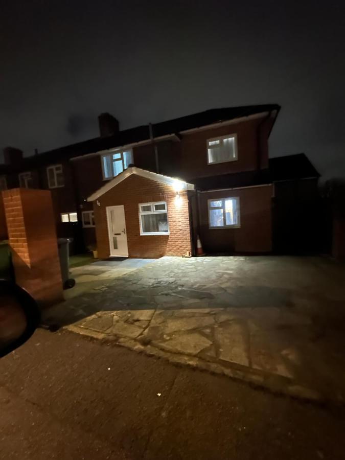 3Rd Studio Flat With Private Toilet And Bathroom Setup For Family Enjoyment 134 Keedonwood Road Bromley Bagian luar foto