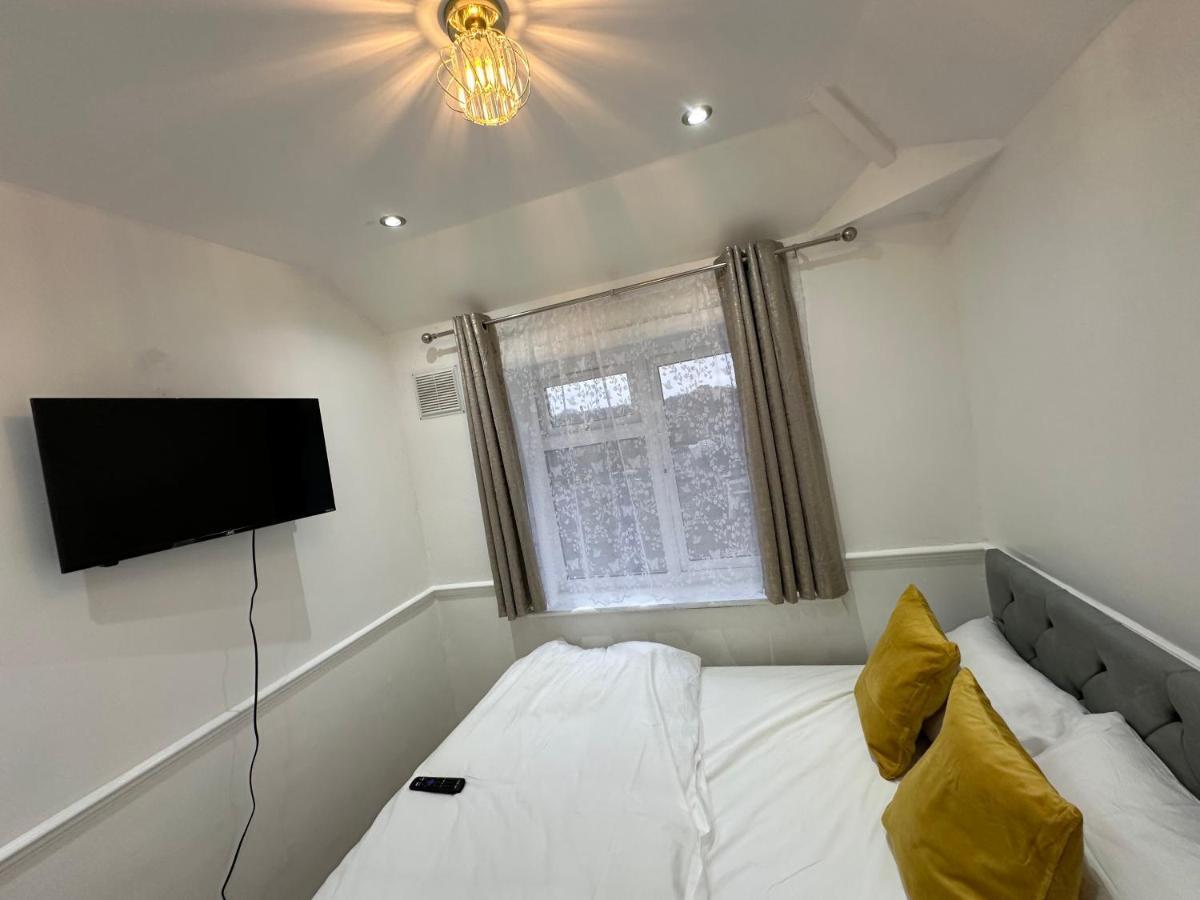 3Rd Studio Flat With Private Toilet And Bathroom Setup For Family Enjoyment 134 Keedonwood Road Bromley Bagian luar foto