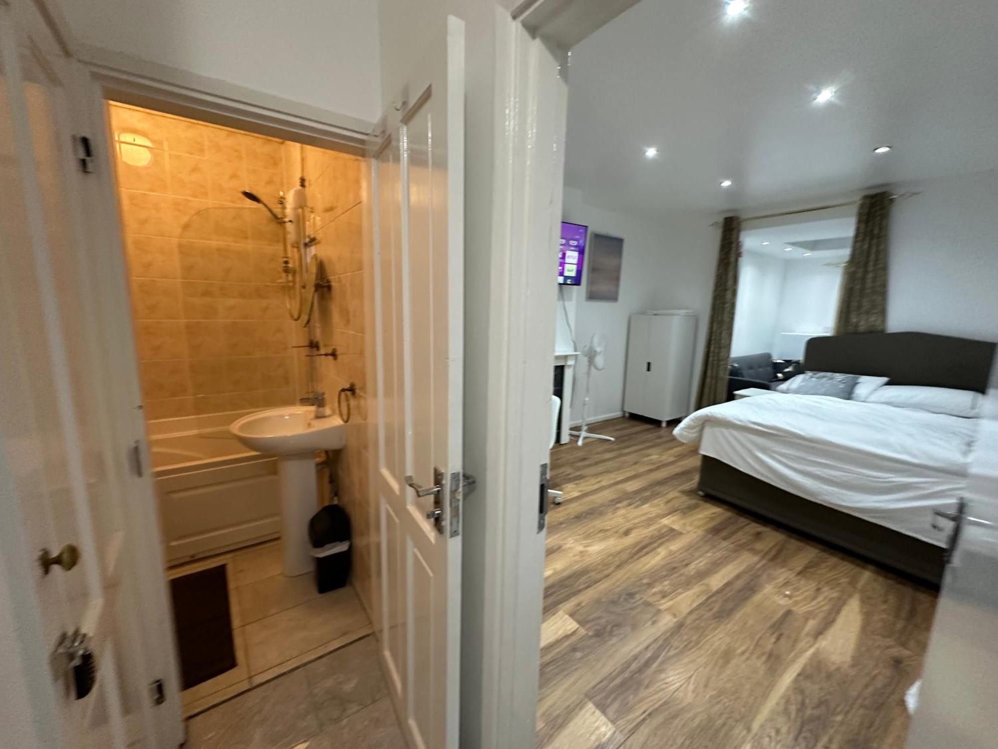 3Rd Studio Flat With Private Toilet And Bathroom Setup For Family Enjoyment 134 Keedonwood Road Bromley Bagian luar foto