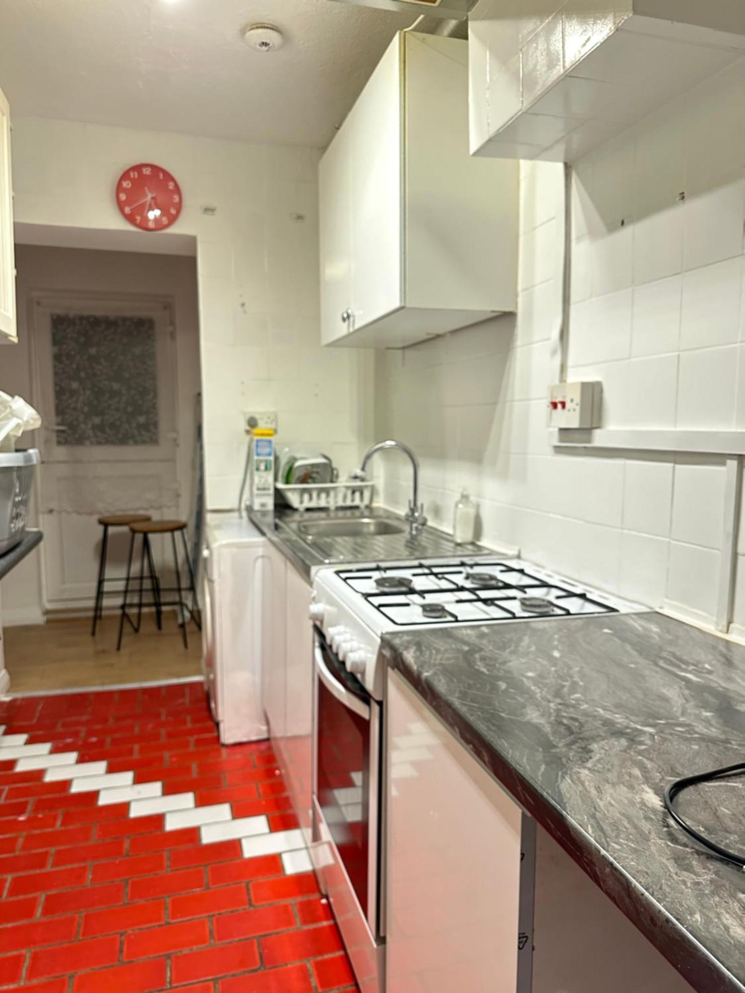 3Rd Studio Flat With Private Toilet And Bathroom Setup For Family Enjoyment 134 Keedonwood Road Bromley Bagian luar foto