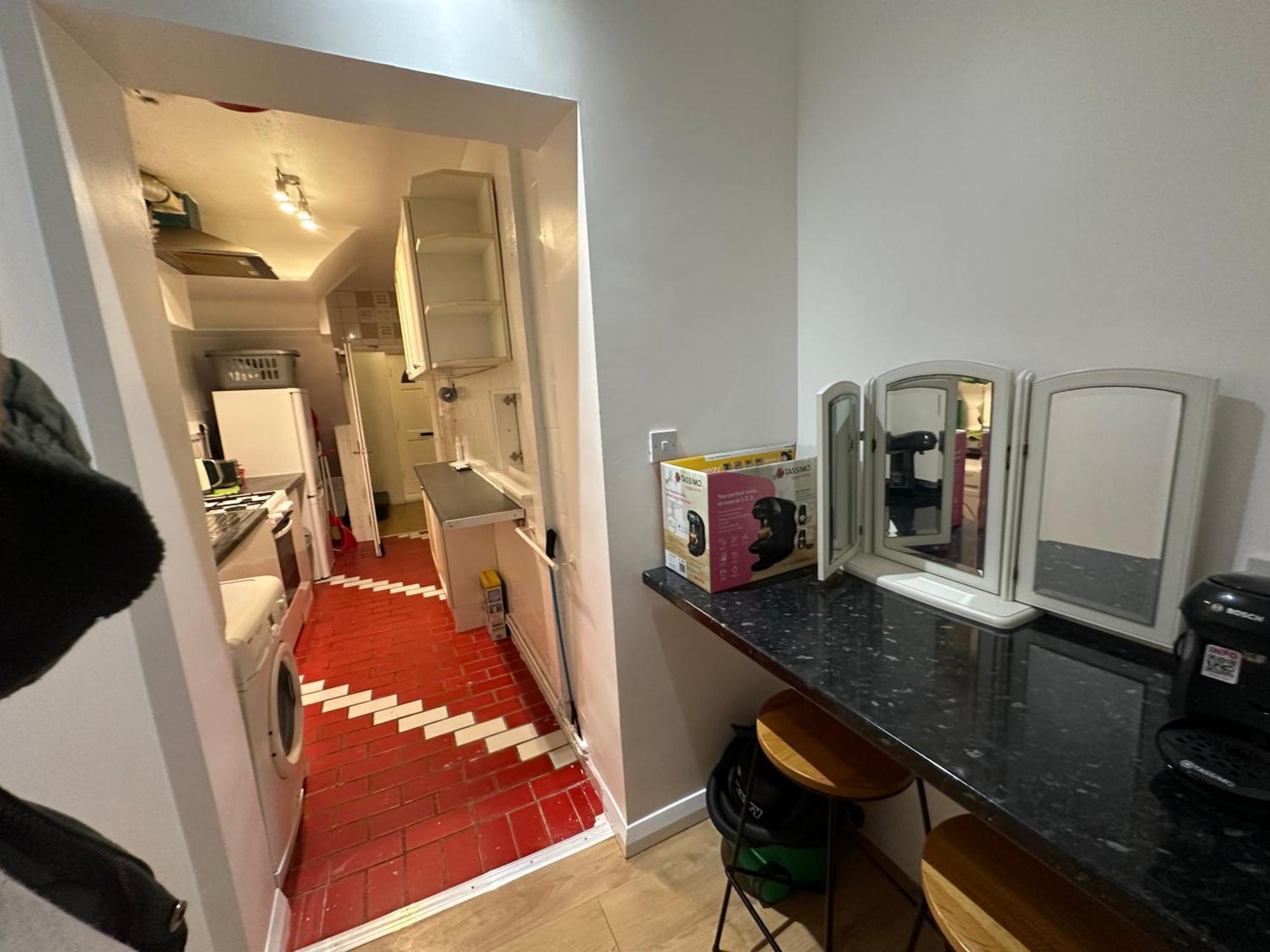 3Rd Studio Flat With Private Toilet And Bathroom Setup For Family Enjoyment 134 Keedonwood Road Bromley Bagian luar foto
