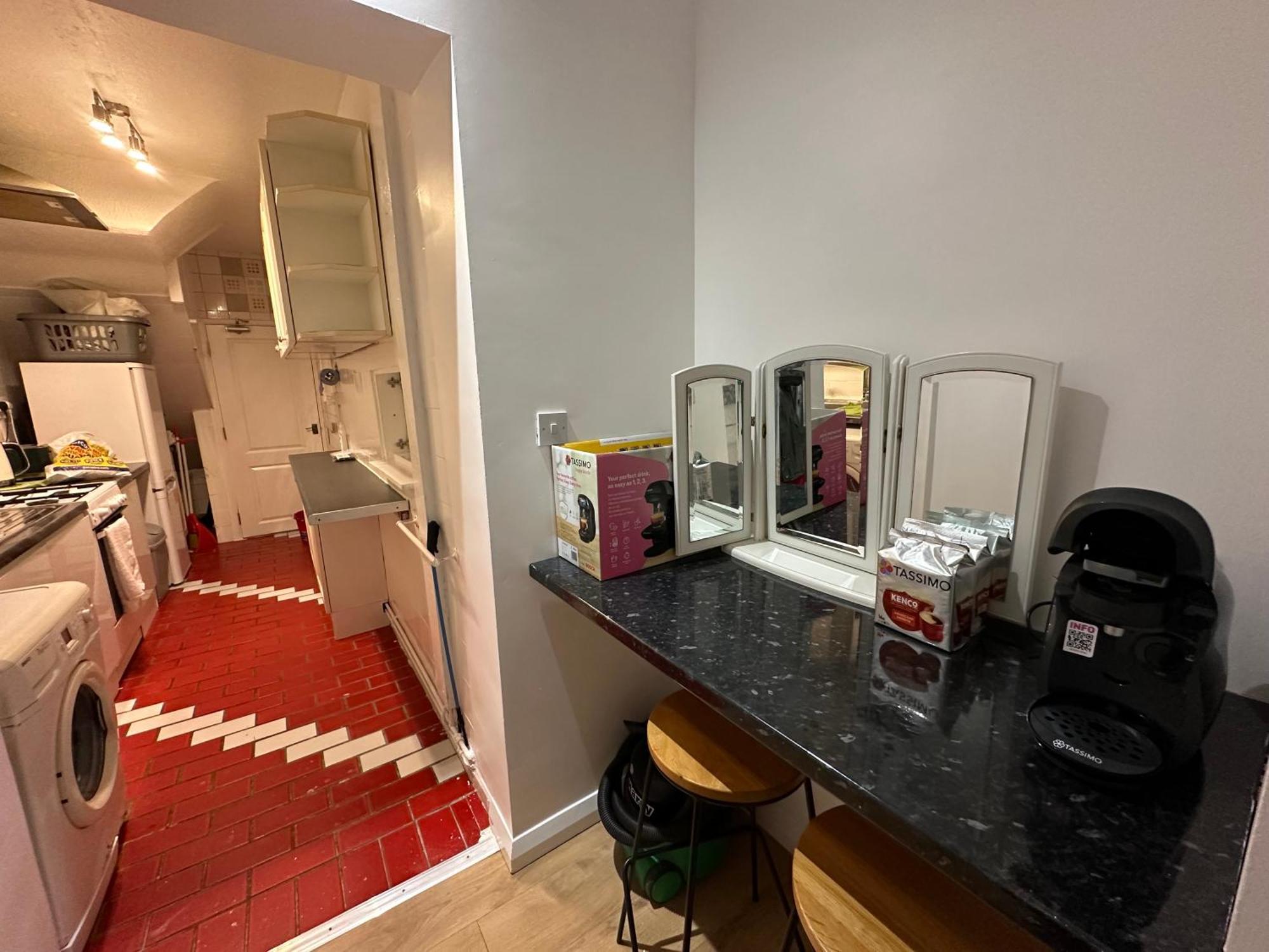 3Rd Studio Flat With Private Toilet And Bathroom Setup For Family Enjoyment 134 Keedonwood Road Bromley Bagian luar foto
