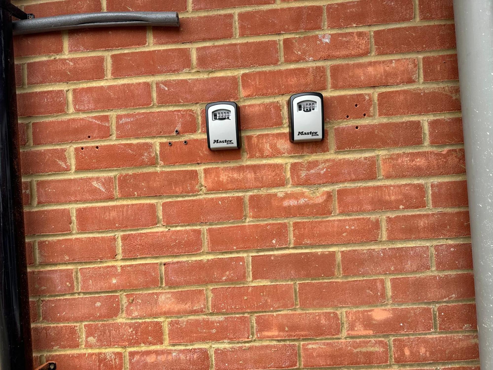 3Rd Studio Flat With Private Toilet And Bathroom Setup For Family Enjoyment 134 Keedonwood Road Bromley Bagian luar foto