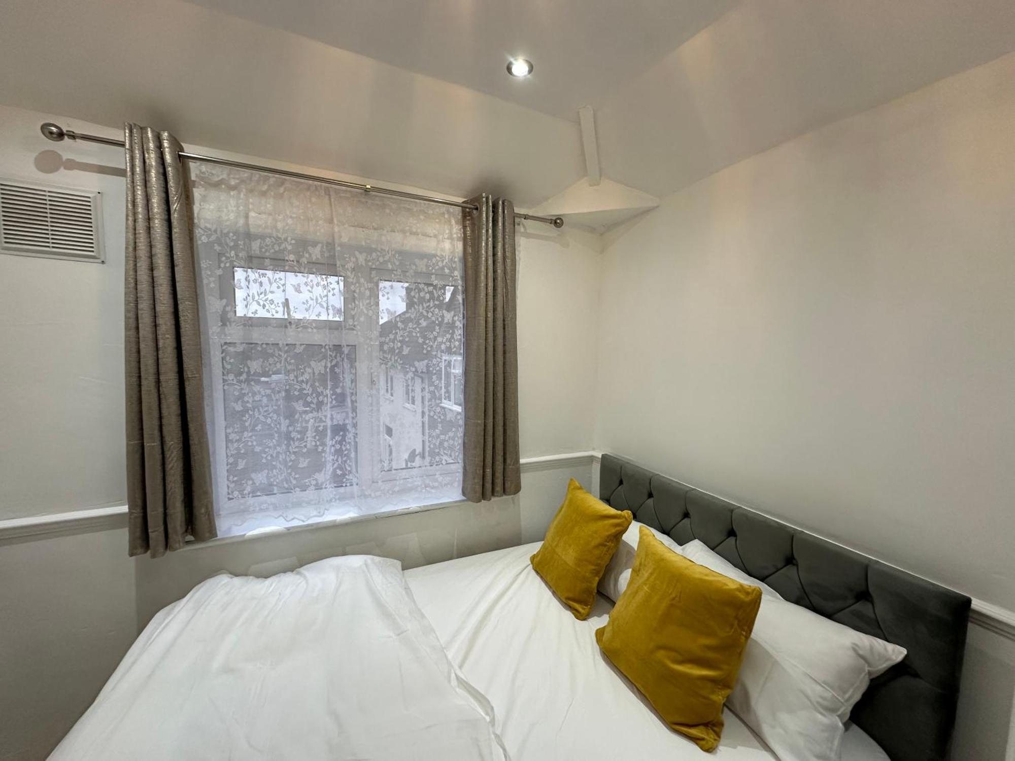 3Rd Studio Flat With Private Toilet And Bathroom Setup For Family Enjoyment 134 Keedonwood Road Bromley Bagian luar foto