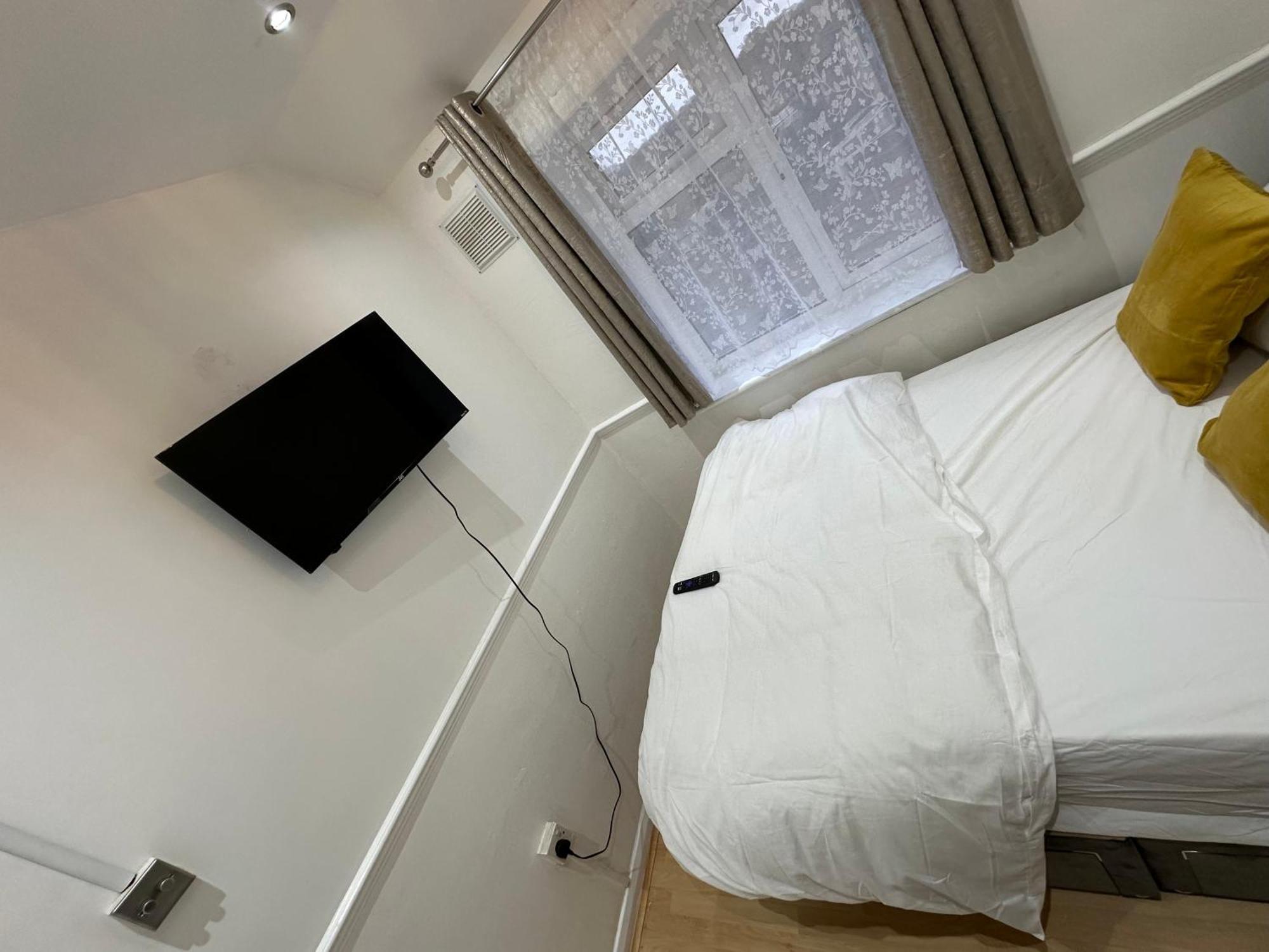 3Rd Studio Flat With Private Toilet And Bathroom Setup For Family Enjoyment 134 Keedonwood Road Bromley Bagian luar foto