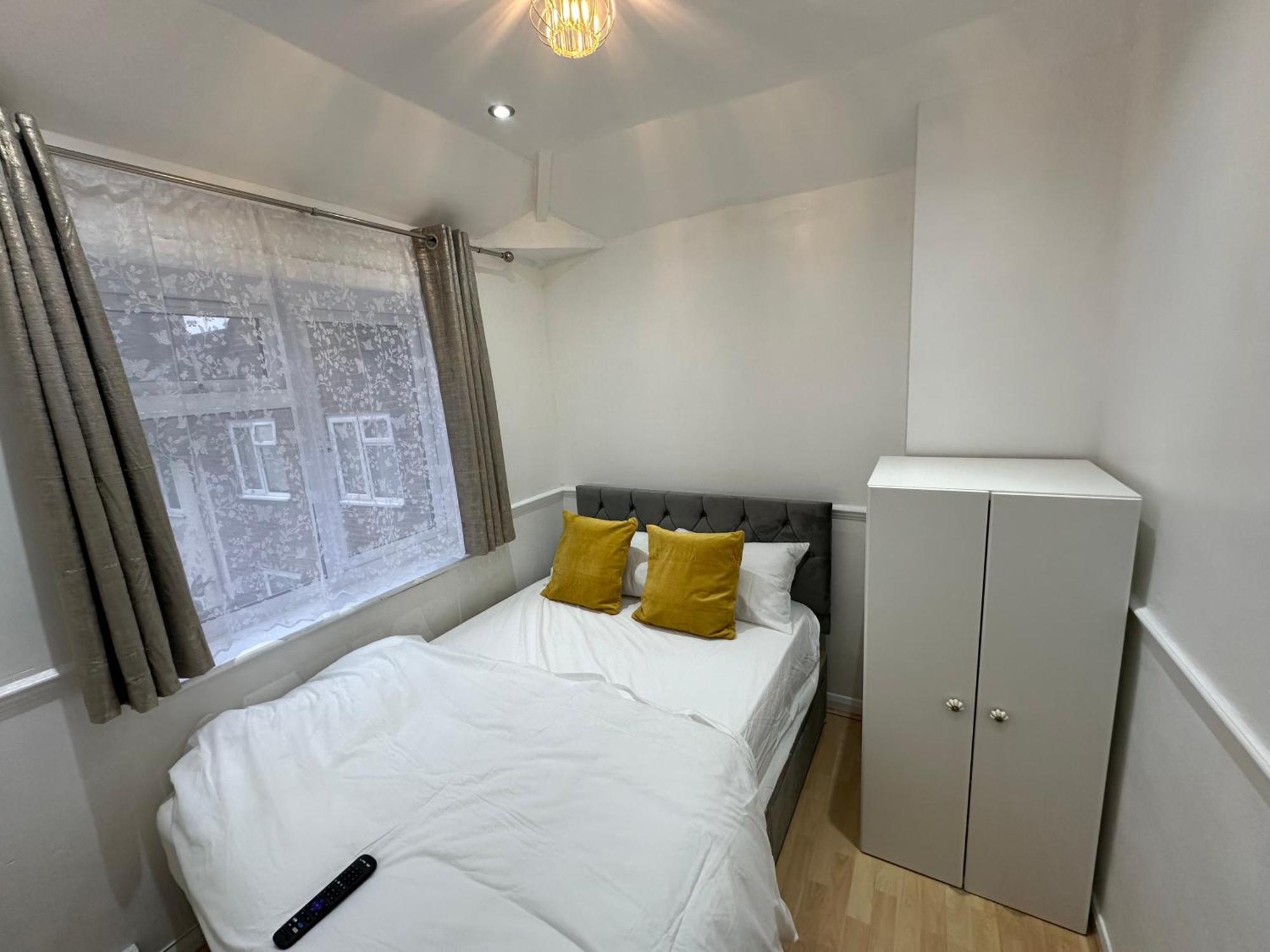 3Rd Studio Flat With Private Toilet And Bathroom Setup For Family Enjoyment 134 Keedonwood Road Bromley Bagian luar foto