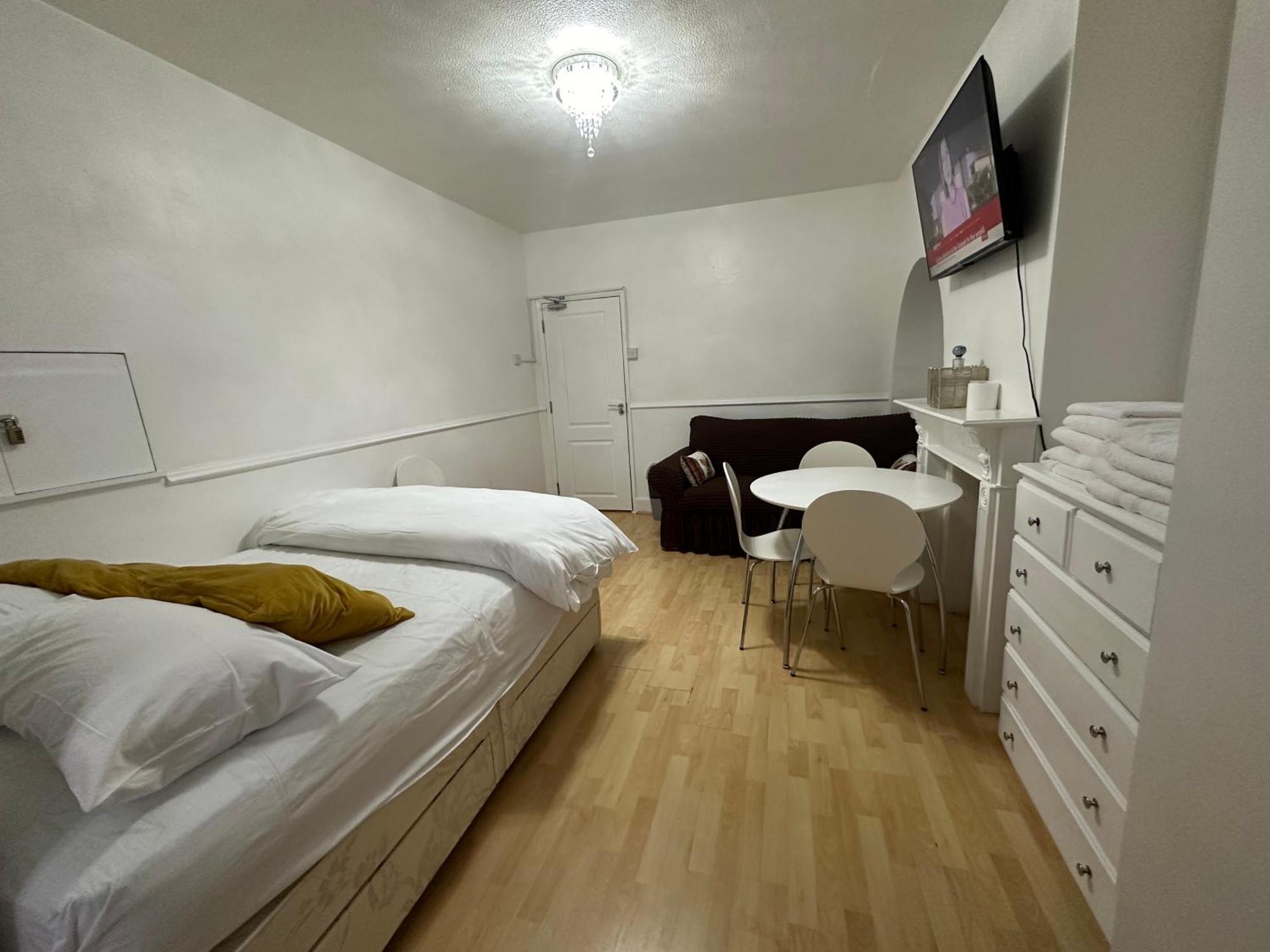 3Rd Studio Flat With Private Toilet And Bathroom Setup For Family Enjoyment 134 Keedonwood Road Bromley Bagian luar foto