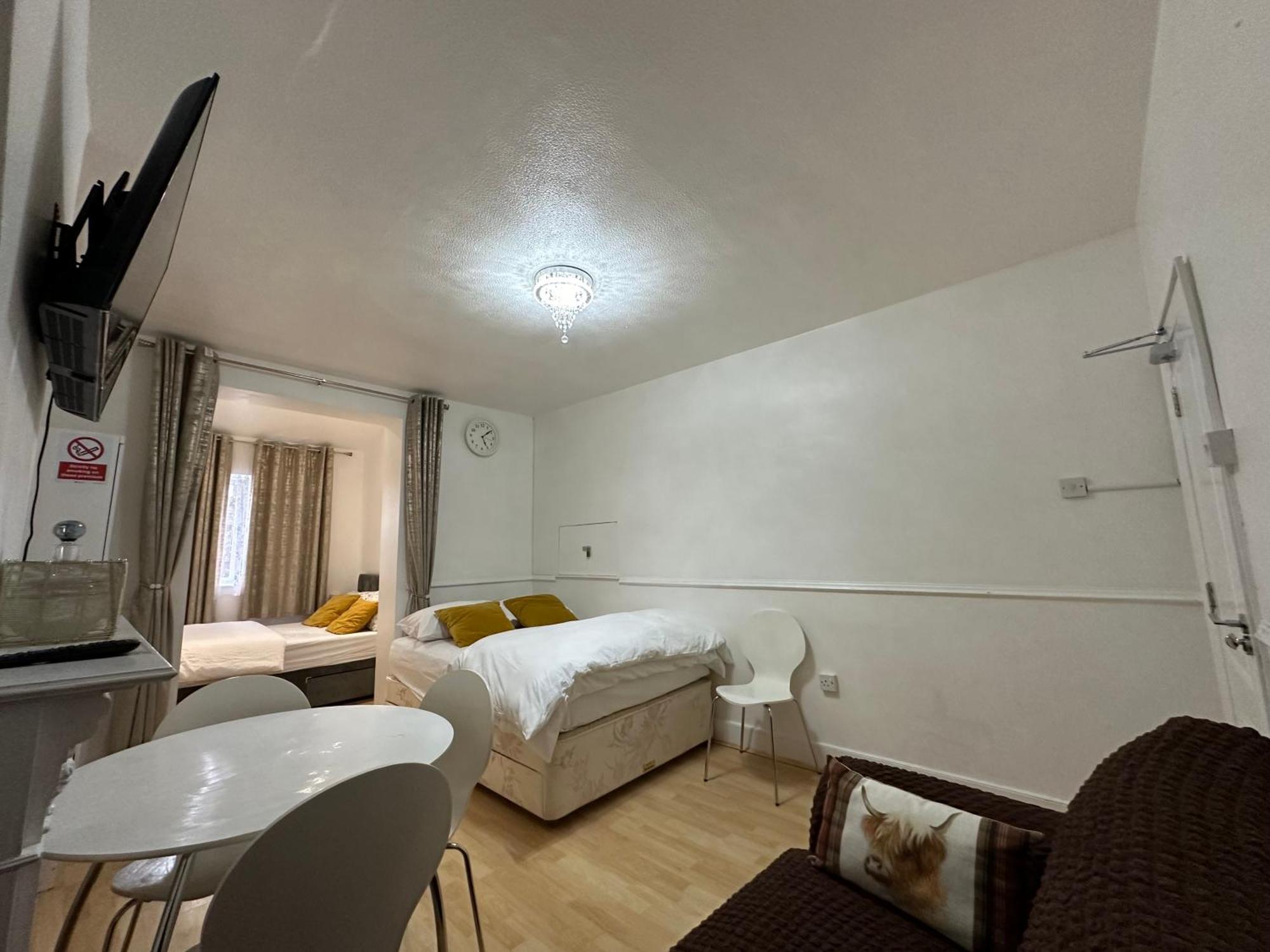 3Rd Studio Flat With Private Toilet And Bathroom Setup For Family Enjoyment 134 Keedonwood Road Bromley Bagian luar foto