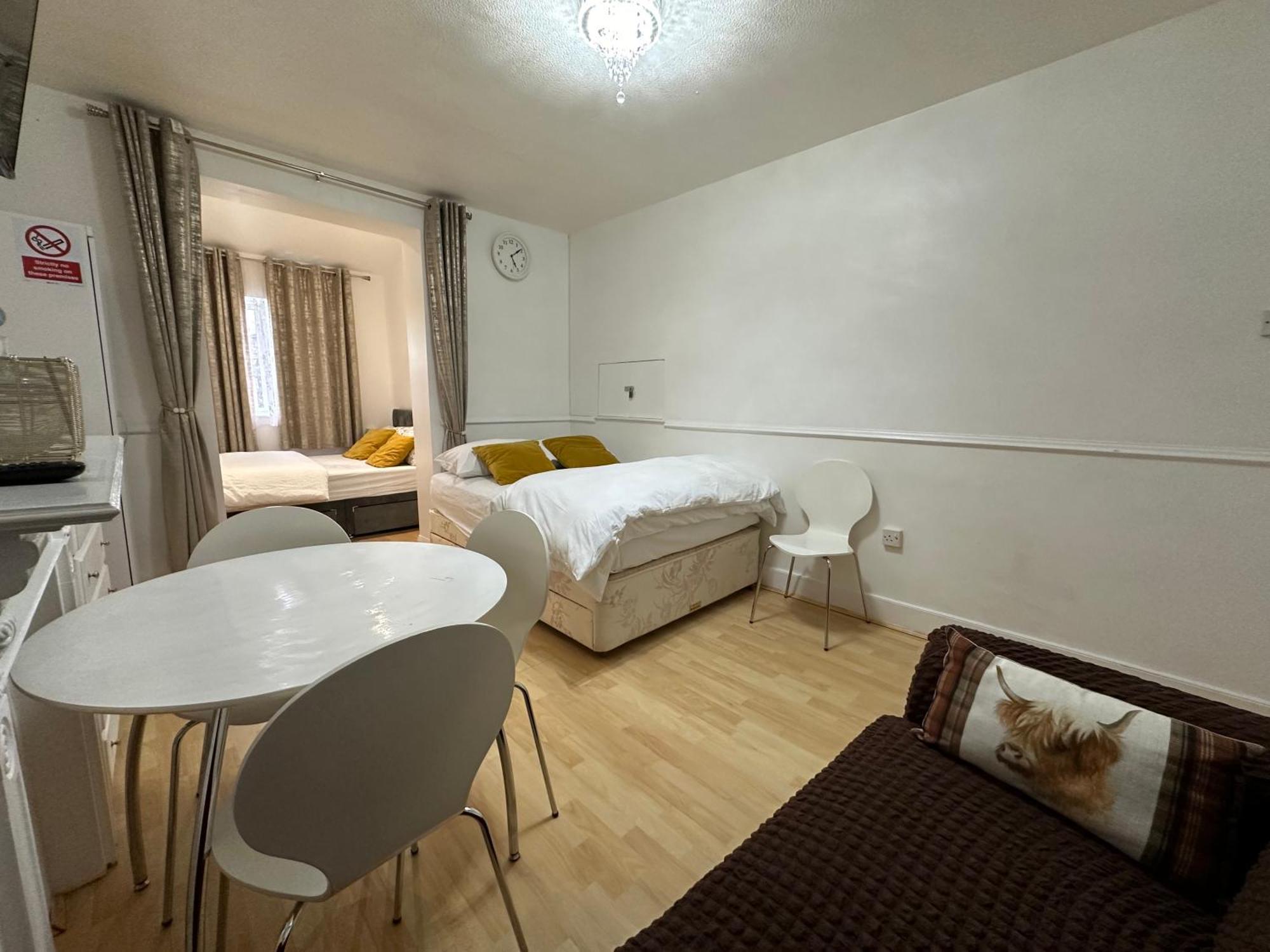 3Rd Studio Flat With Private Toilet And Bathroom Setup For Family Enjoyment 134 Keedonwood Road Bromley Bagian luar foto