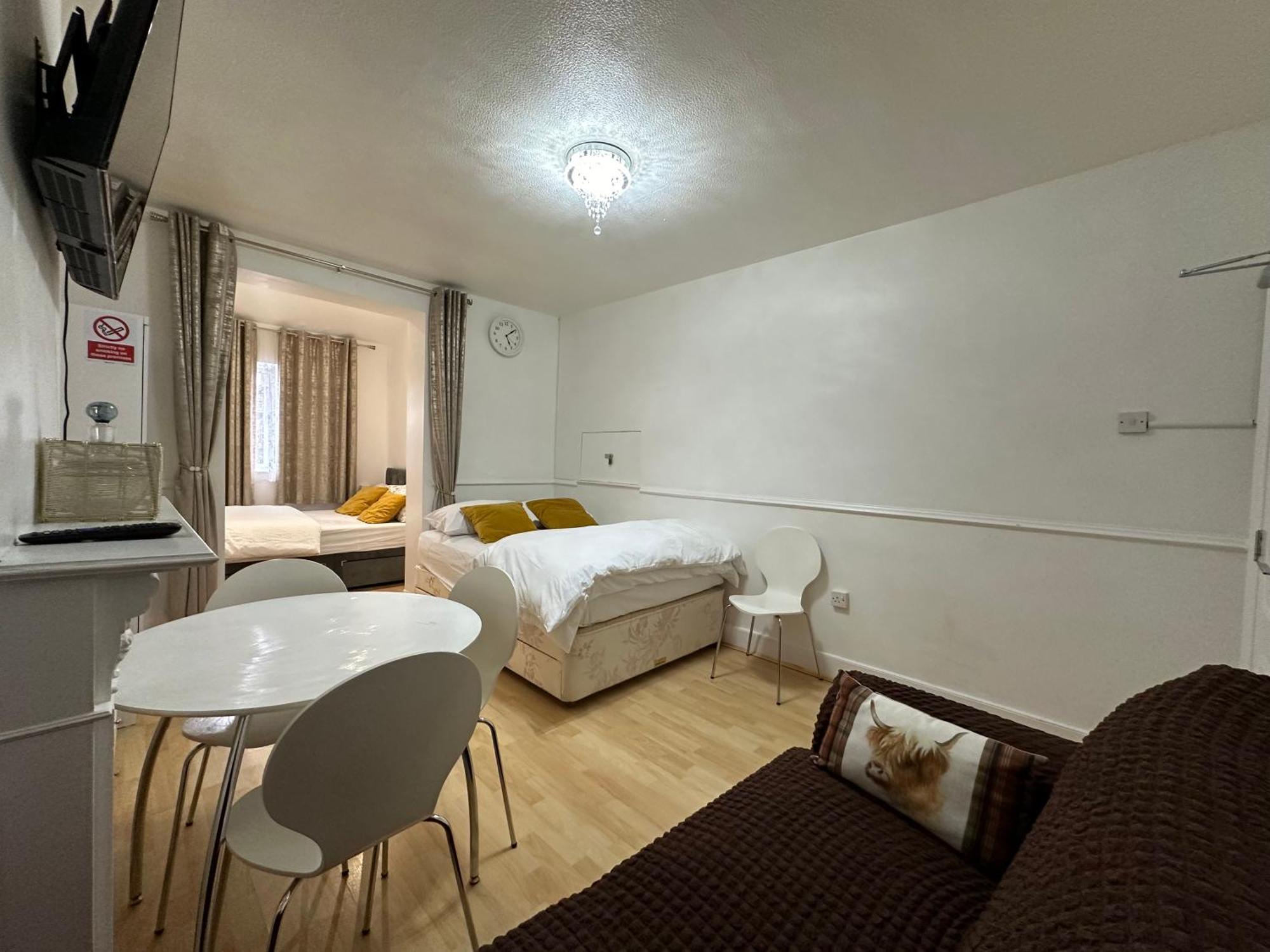 3Rd Studio Flat With Private Toilet And Bathroom Setup For Family Enjoyment 134 Keedonwood Road Bromley Bagian luar foto